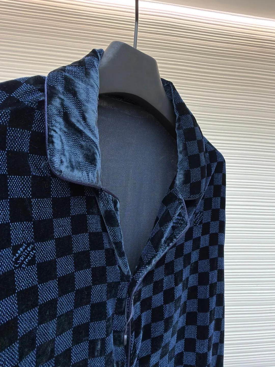 LOUIS VUITTON velvet checkerboard printed shirt ●Original version: purchased and developed for 17700 ●Item number: 1681273-B70 ●Fabric: rayon blended velvet fabric ●Technology: printing production ●Color: blue and black plaid ●Version: fitted version ●Weight: about 345 grams ●Size: XS-S-M-L ●Description: Made of nylon + rayon blended velvet fabric, scanned the Y pattern to make the pattern, using a mechanical mesh of 120 mesh, a large round mesh, the slurry is mixed with powder slurry + glue, and the finished cloth is washed in a rope shape to remove the surface prints The flower paste material and the flower position of the cutting pieces are cut with positioning flowers. All single pieces are cut from the rough pattern and manually re-arranged to correct the flower position. The door cuffs are made of rayon satin wrapped with a 0.1cm wide cotton core and are matched with hand-stitched hardware buttons with glossy finish. The overall routing is straight and delicate, the fabric is comfortable and soft, the color is consistent and there is no color difference, it can be matched with the same style to create a fashionable look, and can be used in various occasions, customized accessories, complete with three standards, the same style for men and women!